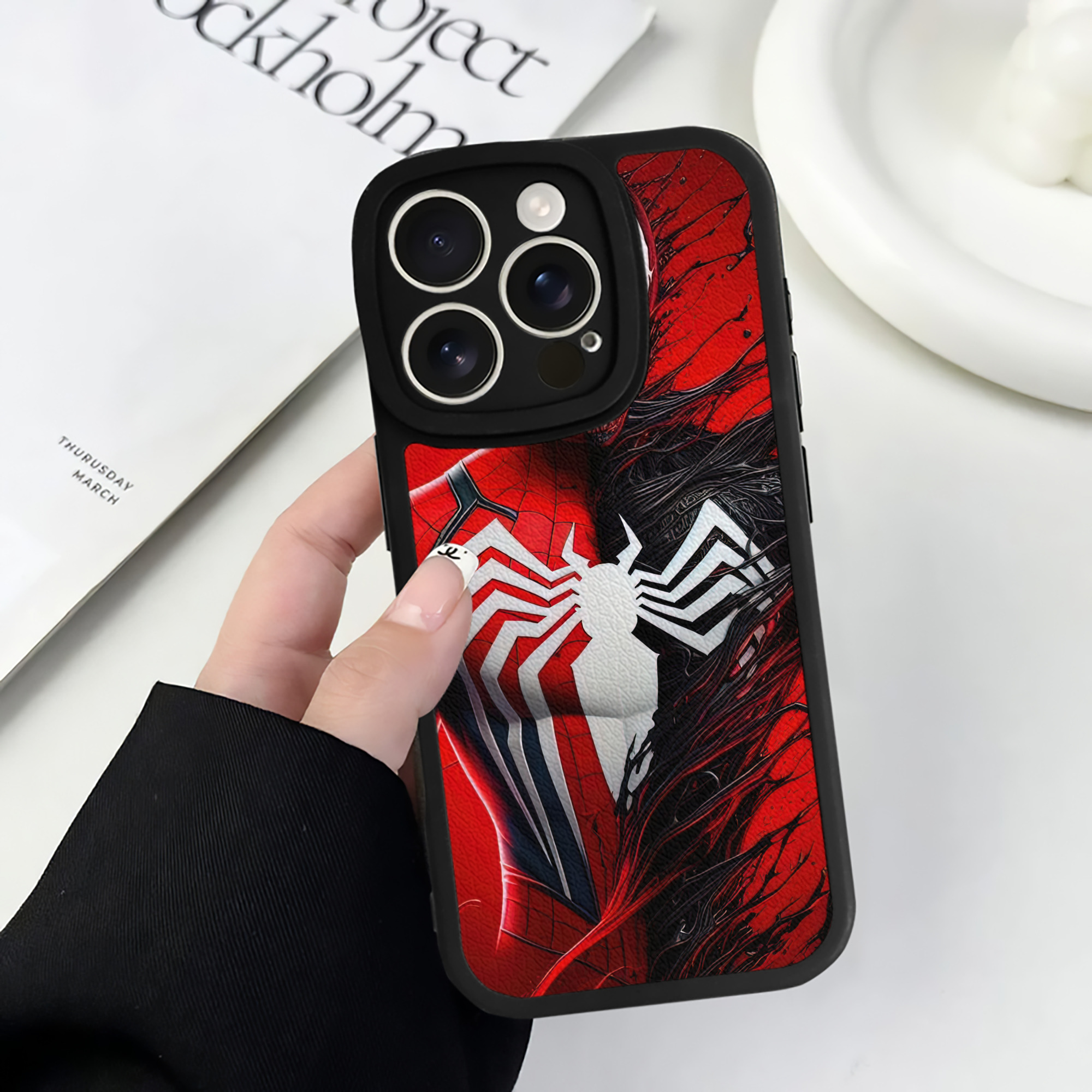 Spider Man スパイダーマン 【iPhone 16シリーズ対応】シリコンスマホケース（レザー調） 材質：シリコン
